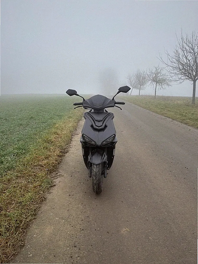 45 km/h Moped in Matt Schwarz. Zustand: Sehr gut. Nur 714km