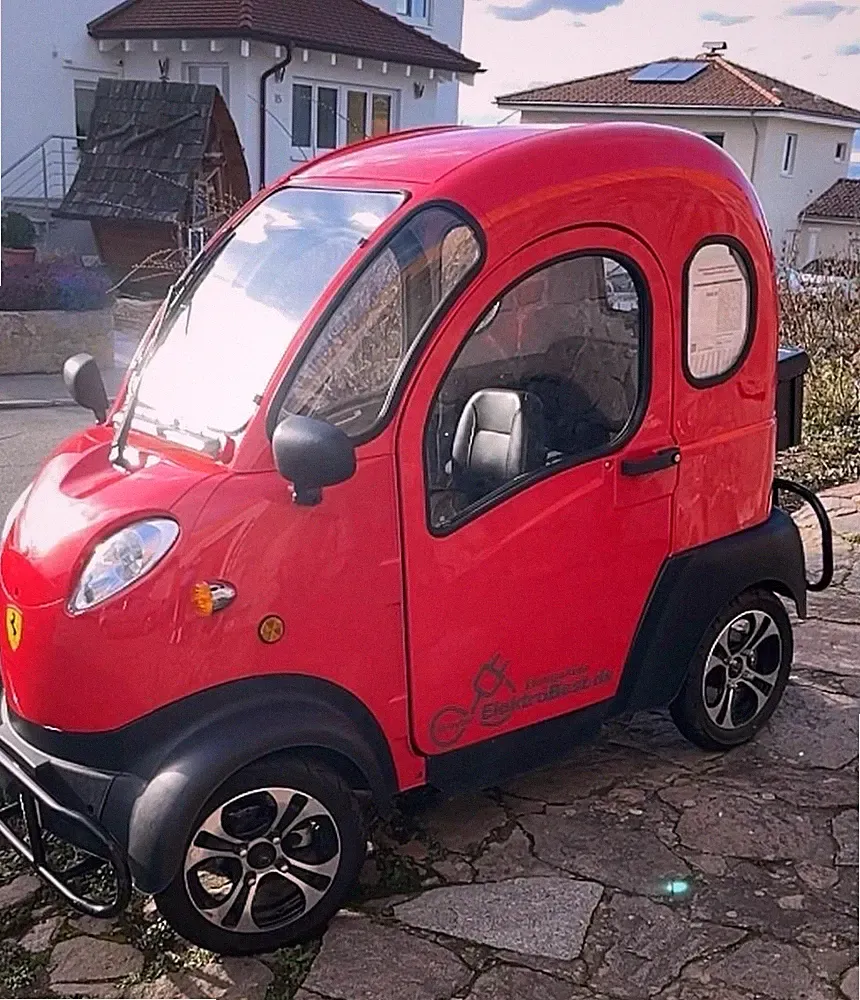 Elektrischer Kabinenroller Raptor Rot 25 Km/H Elektro Roller, mit Gepäckkoffer.