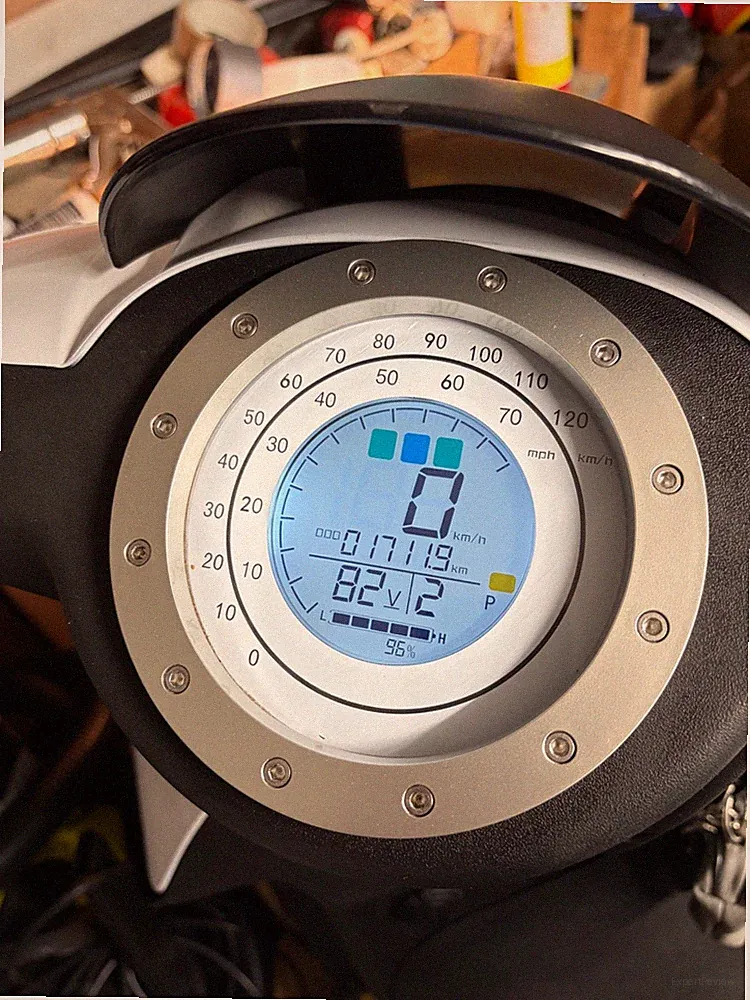 Elektroroller 80 km/h mit Reichweite ca. 80 km weiss wenig gefahren