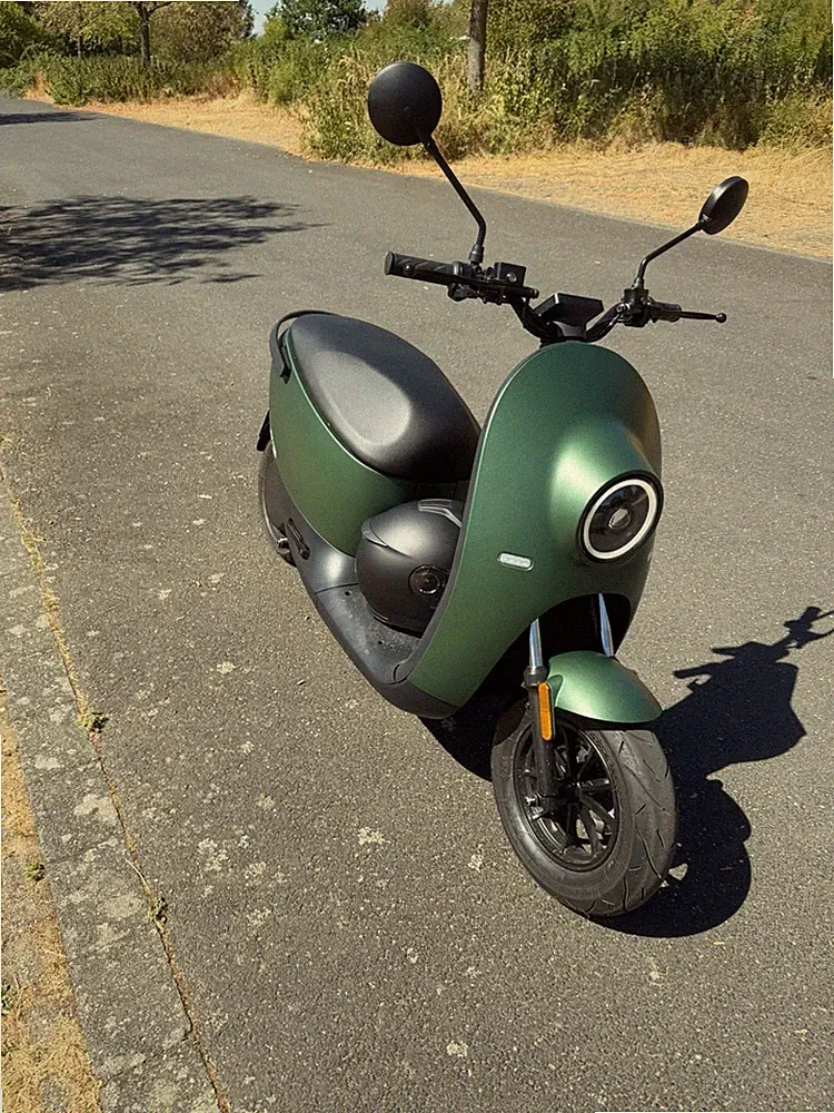 Grüner UNU Elektroroller 45km/h mit 4kw