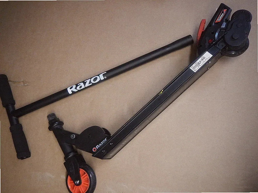 Razor Turbo A Black Label Elektroroller OHNE Ladegerät oder Akku. Defekt #267
