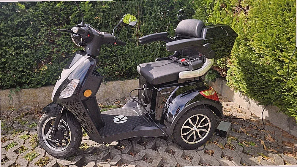 Rolektro E-Roller in schwarz