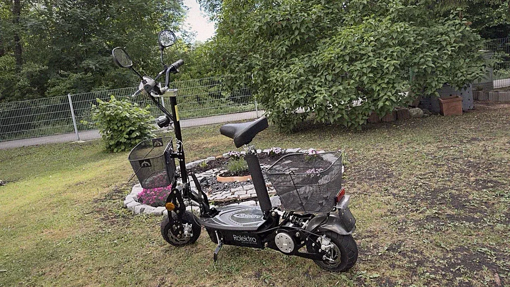 Rolektro E-Scooter mit Sitz und 2 Körben – Elektroroller / Mofa-Scooter