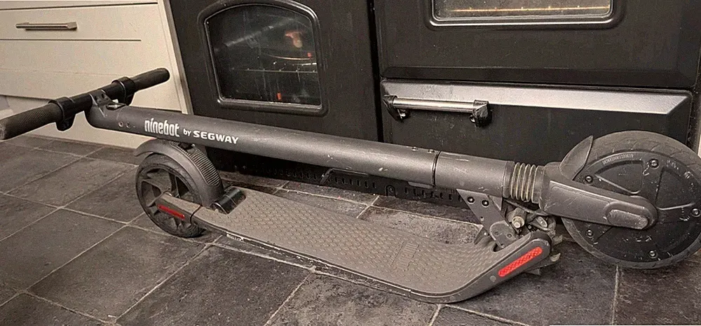 Segway Ninebot eScooter KickScooter mit Ladegerät für Ersatzteile und Reparaturen