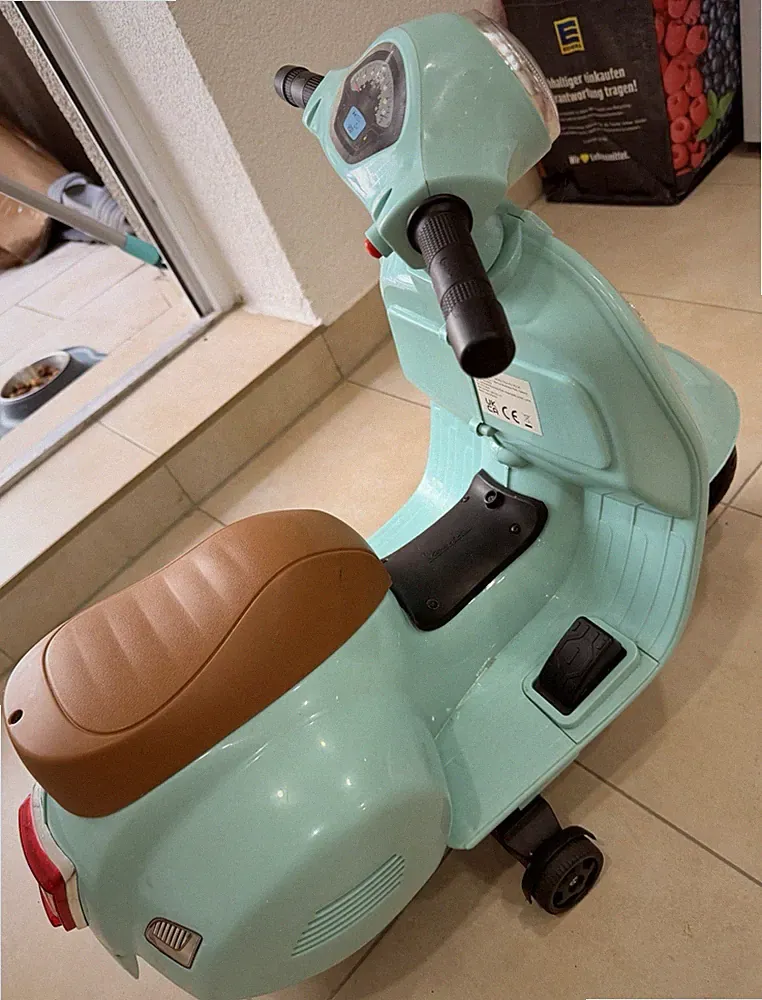Vespa Elektro Kinderroller batteriebetrieben mintgrün mit braunem Sitz