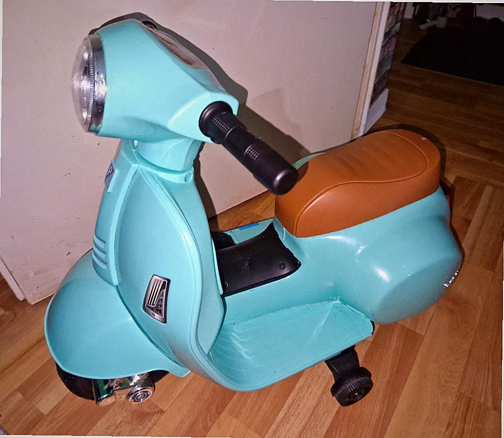 Vespa Kinder Elektroroller batteriebetrieben, hellblau/türkis, brauner Sitz, CE